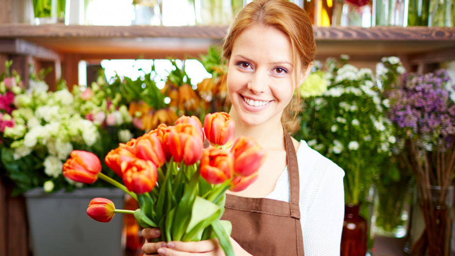 Floristka s kyticí tulipánů