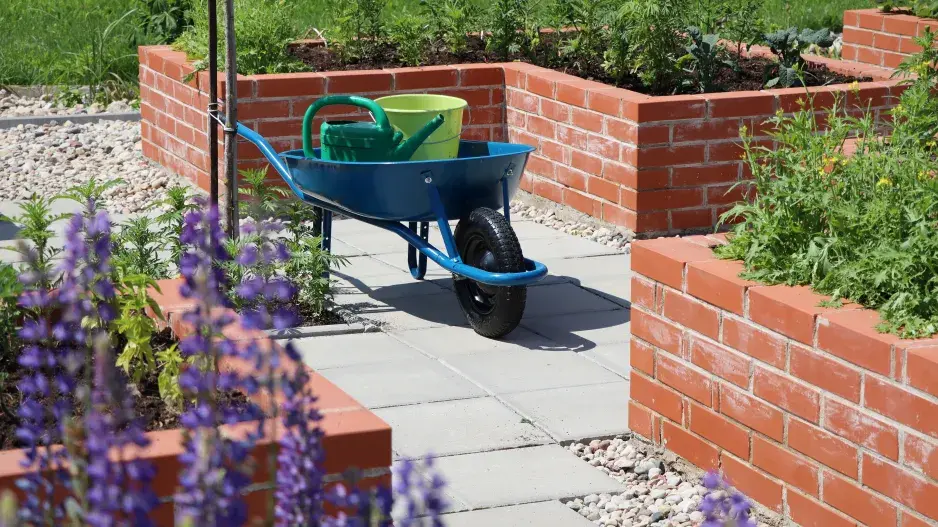 cihlový vyvýšený záhon