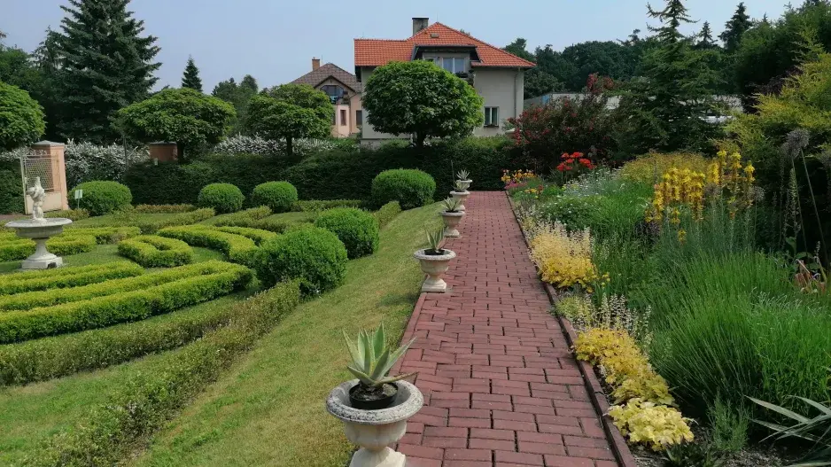 Trvalkový záhon ve francouzské zahradě