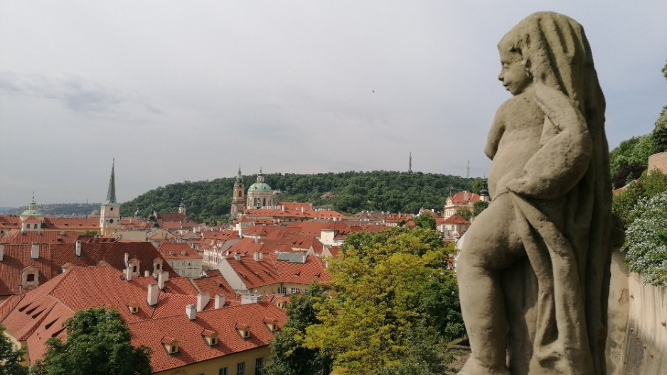 Vystoupáte-li nahoru po schodišti, naskytne se vám úžasný výhled na Prahu.