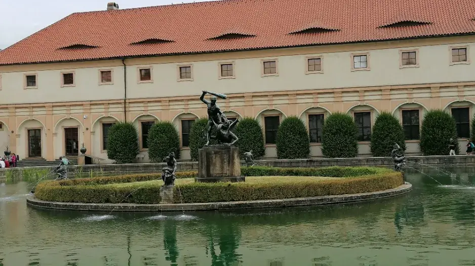 Socha Herkula s drakem