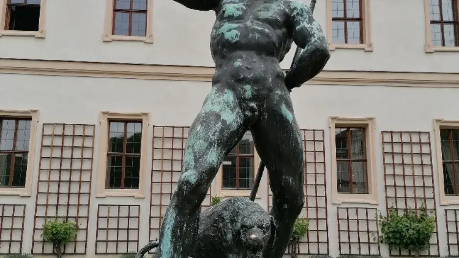 Neptun s trojzubcem a se psem