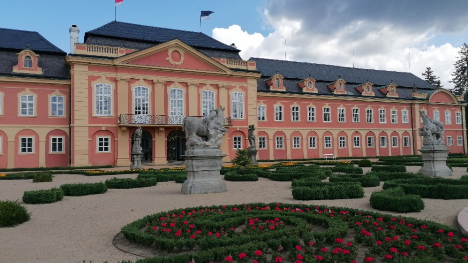 Ornamentální záhony ve francouzské zahradě