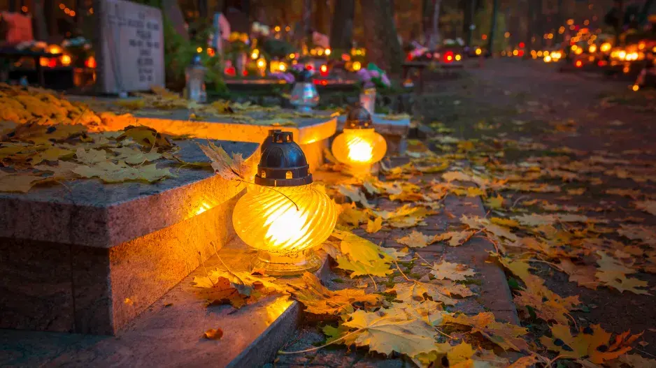 Svíčky na hřbitově