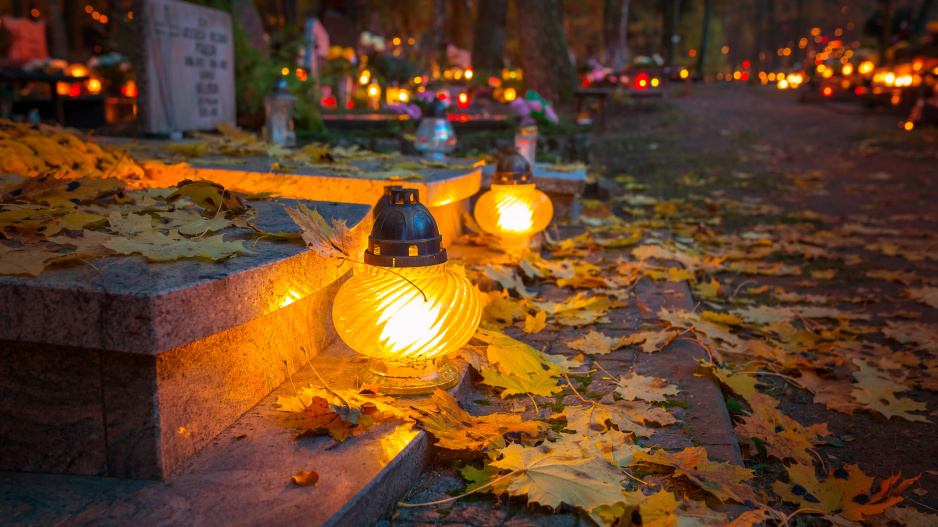 Svíčky na hřbitově