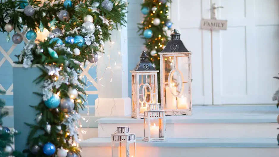 Vánoční výzdoba vstupu do domu