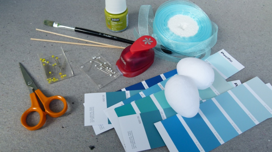 Připravte si barevné papíry, raznici, špendlíky i vajíčka z buničiny