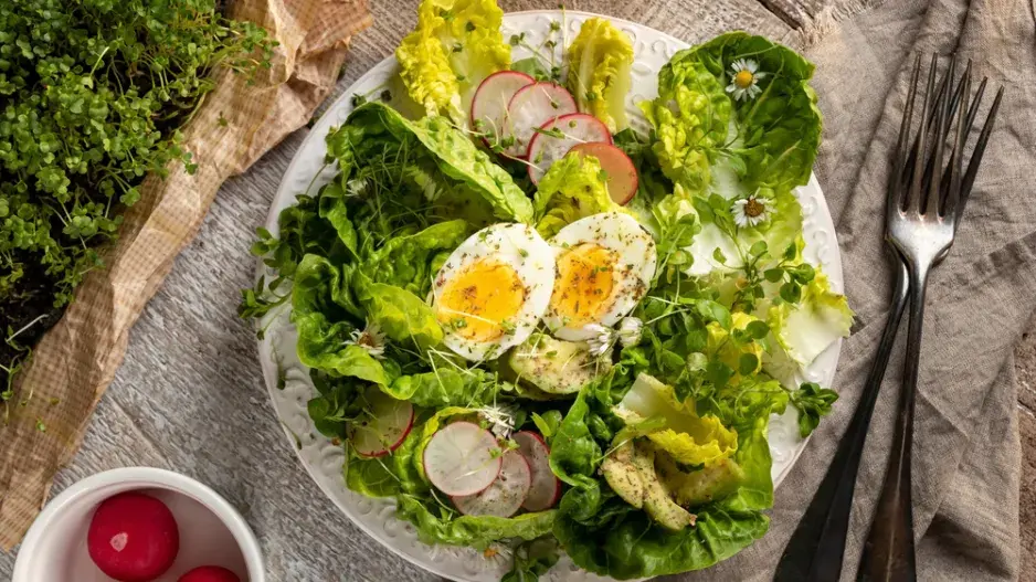 Ptačinec žabinec má chutné lístky. Nať můžete konzumovat i s květy.