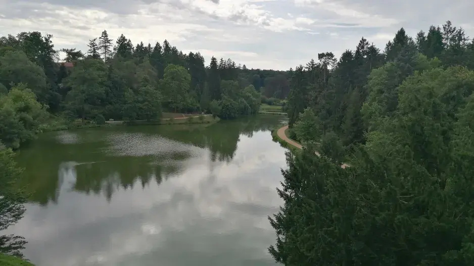 Výhled z vyhlídkové terasy na Podzámecký rybník  Výhled z vyhlídkové terasy na Podzámecký rybník