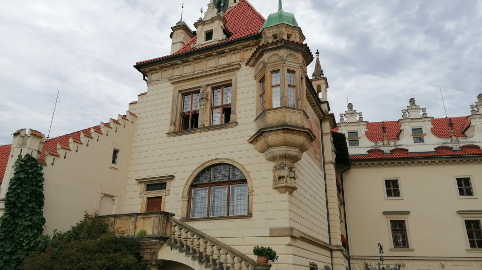 Nad schodištem je umístěna pracovna hraběte