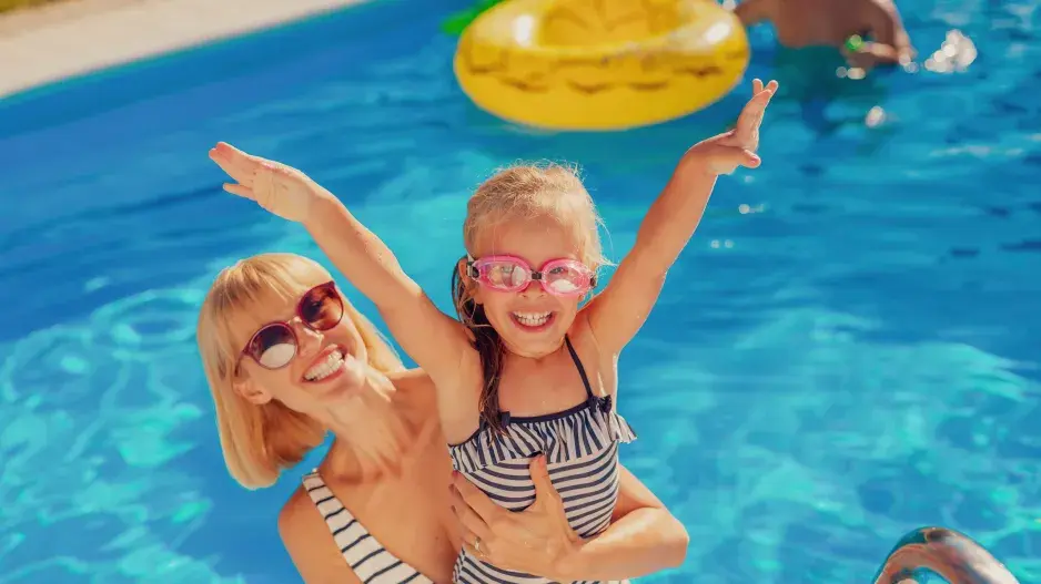 Rodina v bazénu