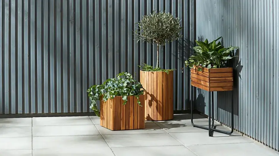 Moderní a velmi stylový truhlík z tvrdého dřeva 