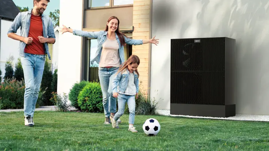 Jak efektivně a esteticky zakrýt tepelné čerpadlo na zahradě