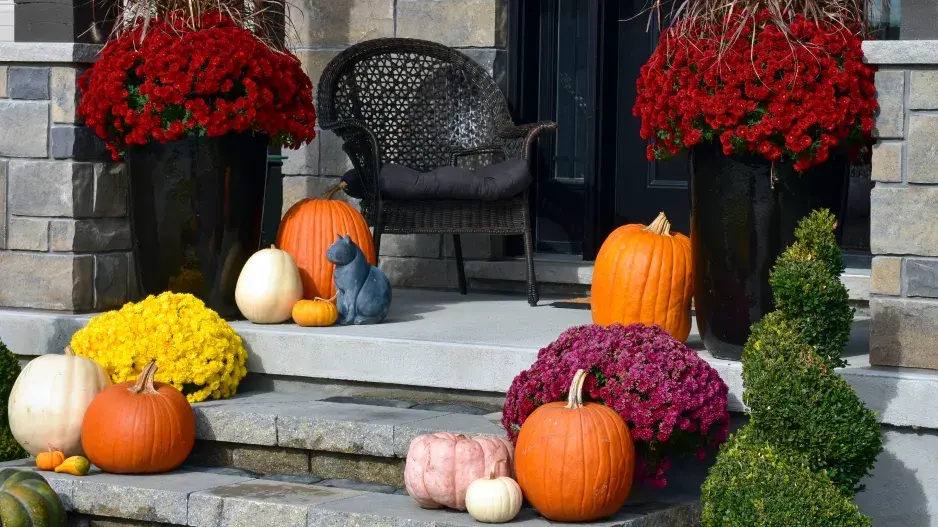 Podzimní dekorace u dveří domu.