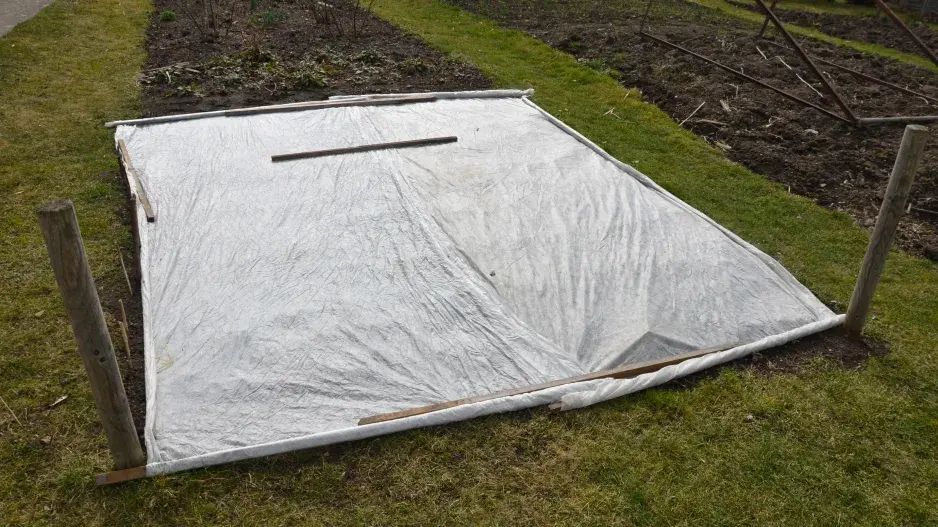 Bílá netkaná textilie