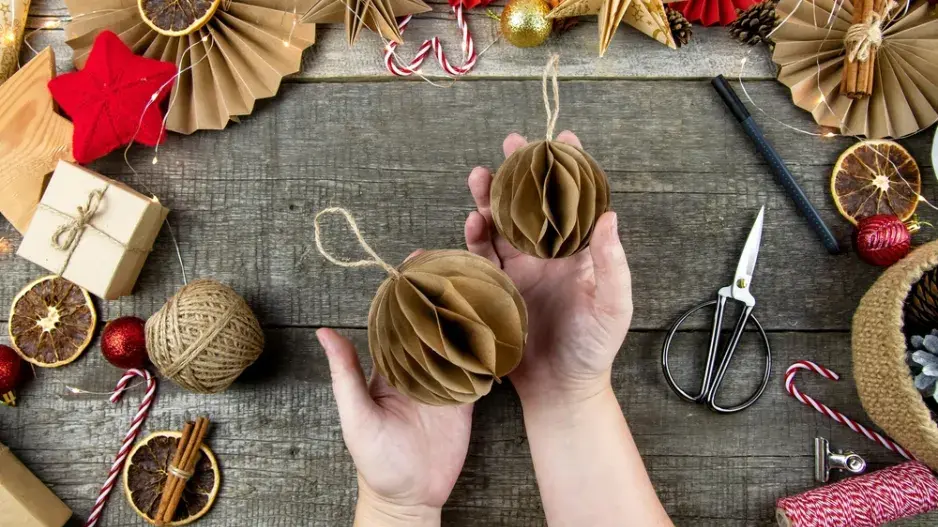 Vyrobené dekorace a ozdoby na vánoční stromeček