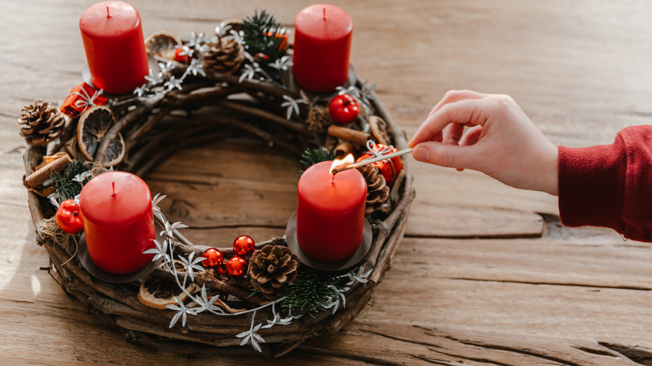 zapalování první svíčky na adventním věnci
