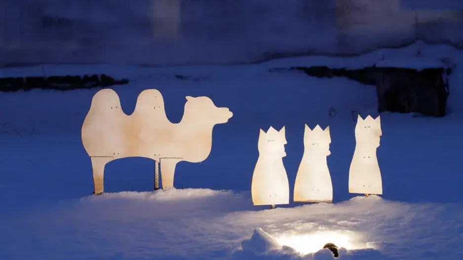 Netradiční Adventní světelný kalendář v sadu Zámku Žďáru nad Sázavou