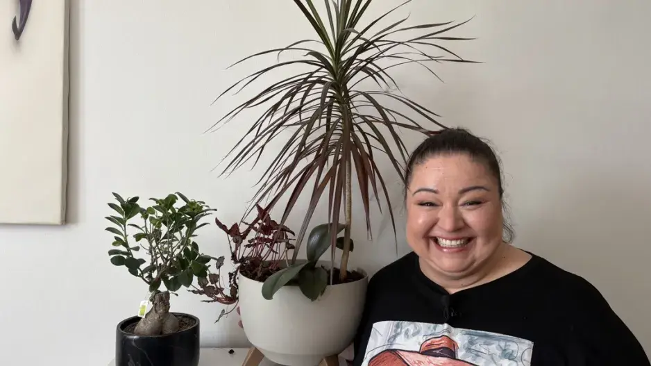 Aneta Christovová nás pozvala do svého bytu, kde pěstuje pár květin v minizahrádce