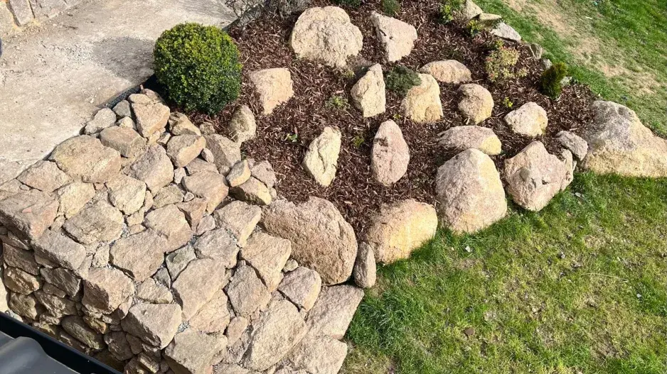 stavba skalky a schodů