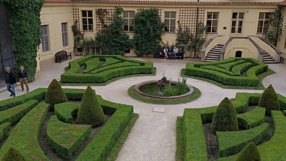 Pohled na spodní terasu zahrady 