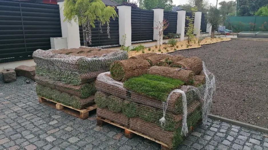 Travní koberce jsou dodávány v rolích na paletě Travní koberce jsou dodávány v rolích na paletě