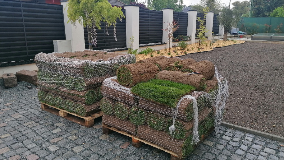 Travní koberce jsou dodávány v rolích na paletě
