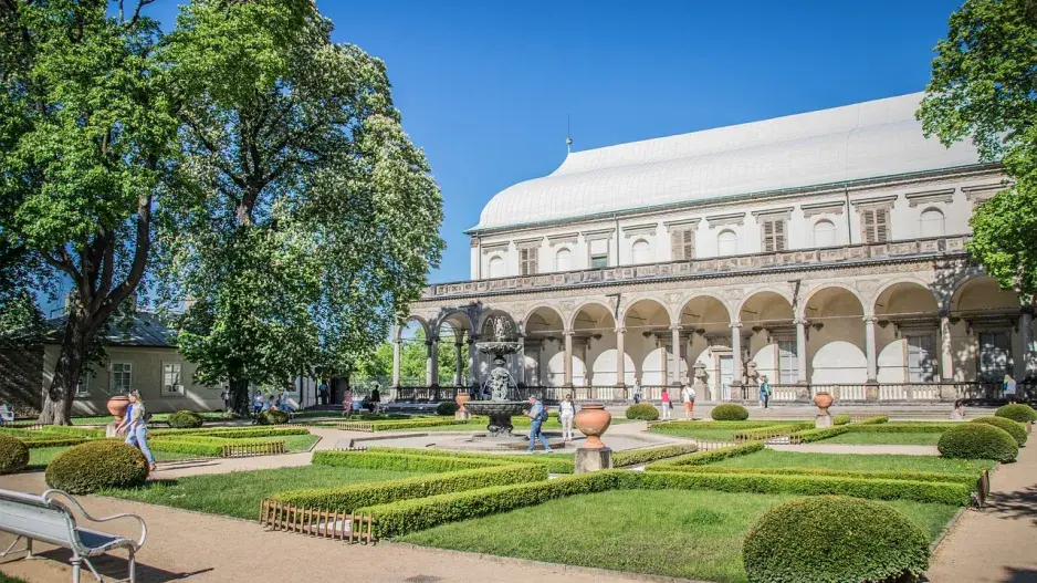 Letohrádek královny Anny v Královských zahradách Pražského hradu.