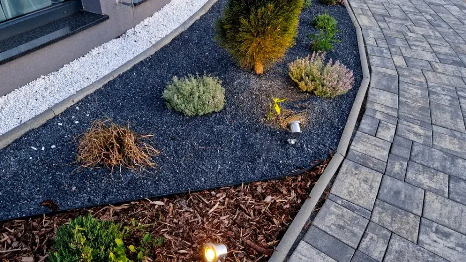 Proti plevelu může pomoci mulčování 