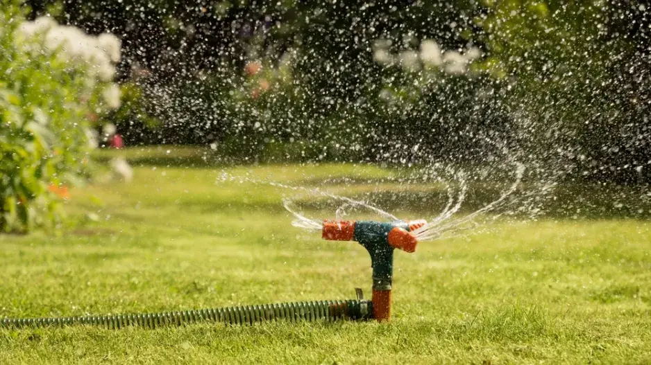 Péče o zahradu v horku