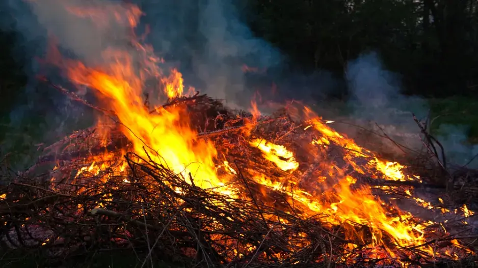 Pálení zahradního odpadu 