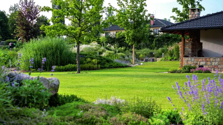 Ovocné stromy v okrasné zahradě