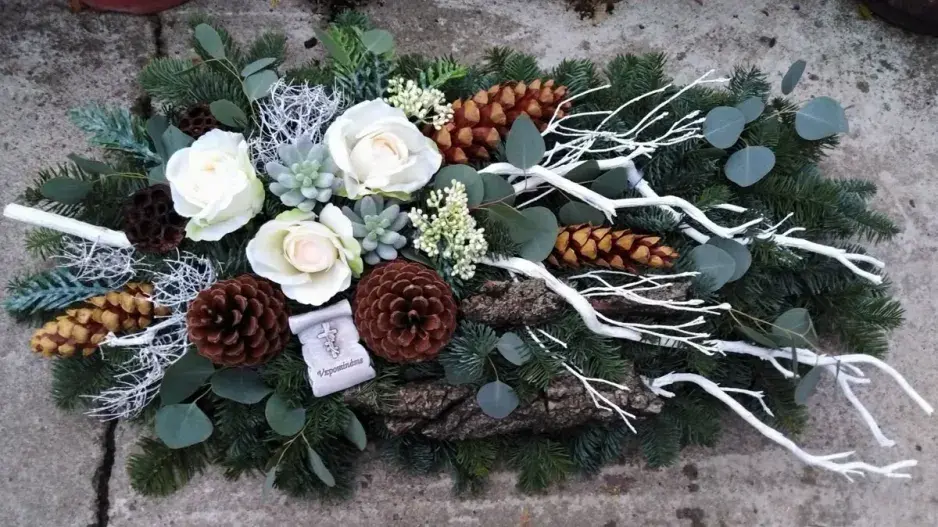 Malé světlo vzpomínek uprostřed dekorace na hrob