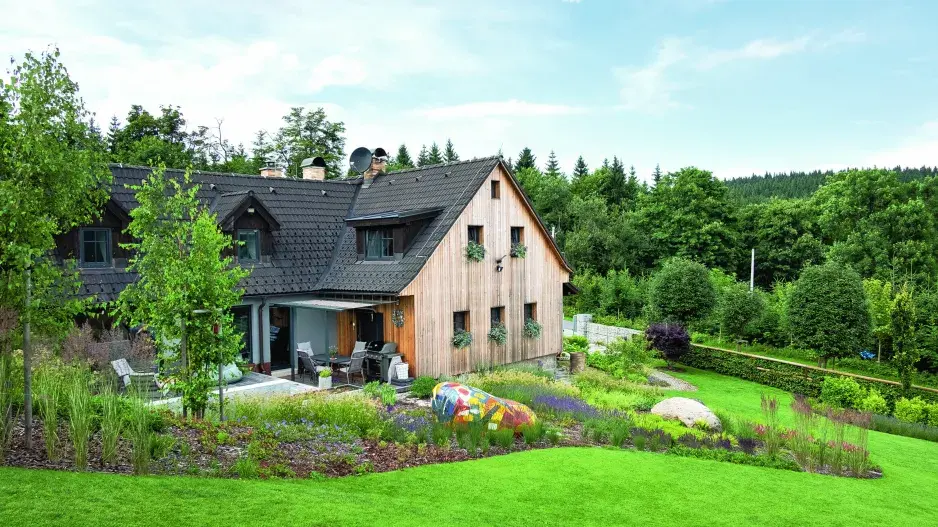 Dům a zahrada ve svahu