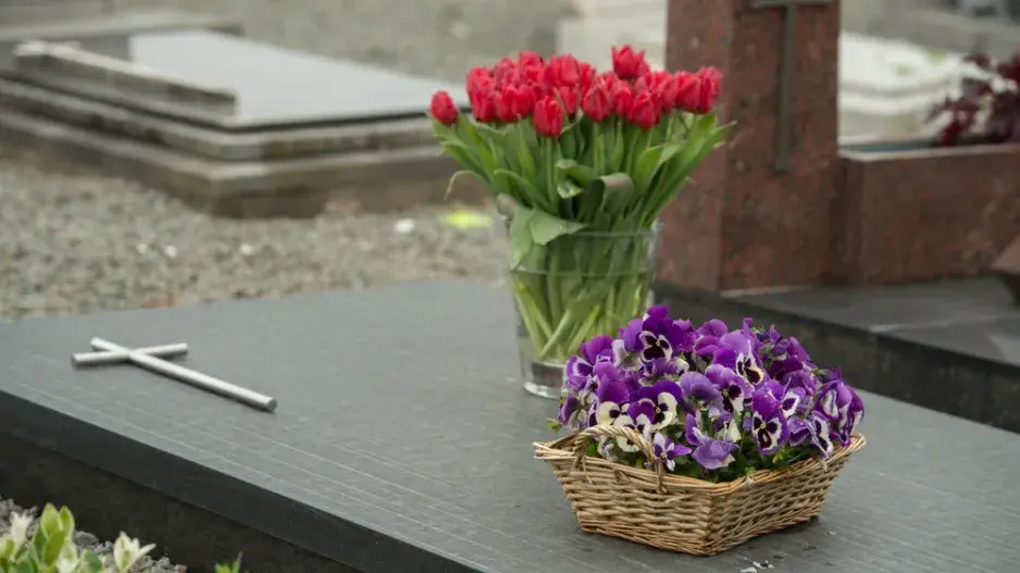 Malé světlo vzpomínek uprostřed dekorace na hrob Malé světlo vzpomínek uprostřed dekorace na hrob