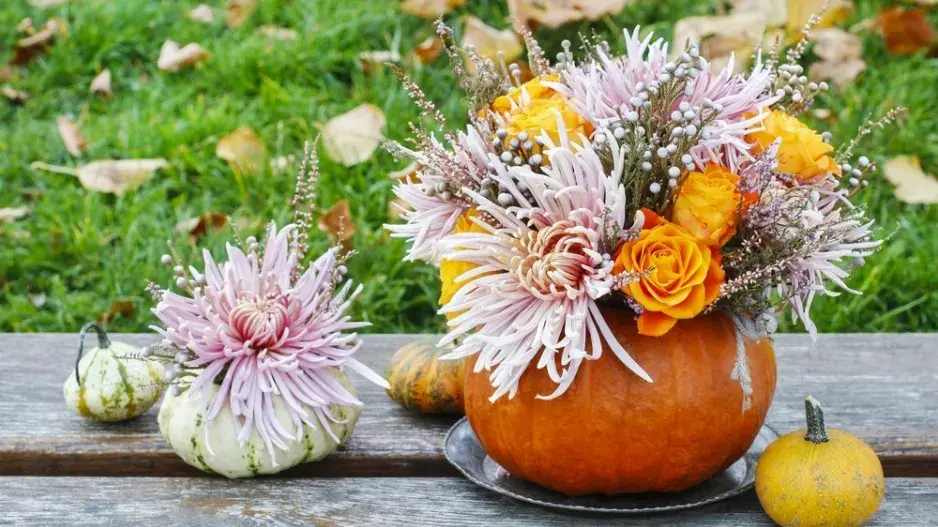 Dekorace z dýně a chryzantém