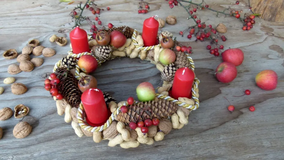 adventní věnec z ořechů