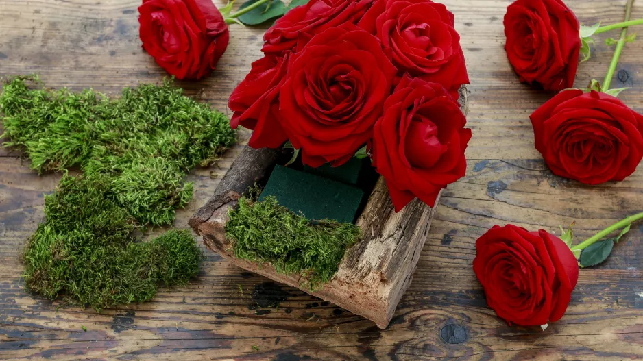 Růže v pařezu – důstojná a osobní pocta, kterou zvládnete vytvořit sami