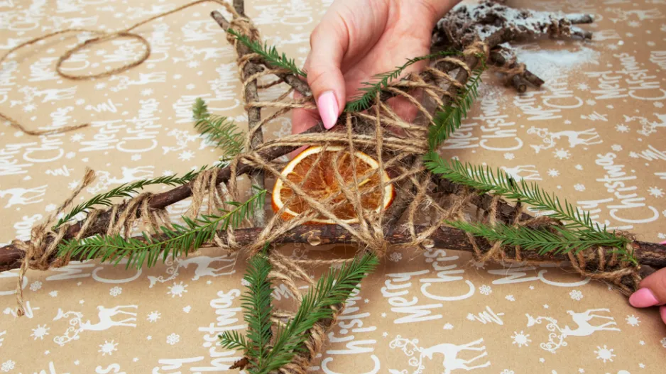 vánoční hvězda z větví