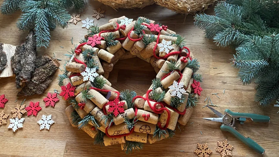 vánoční věnec z korkových špuntů