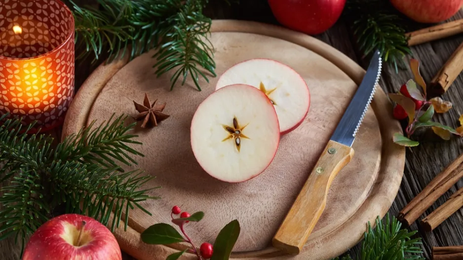 Krájení jablka o Vánocích