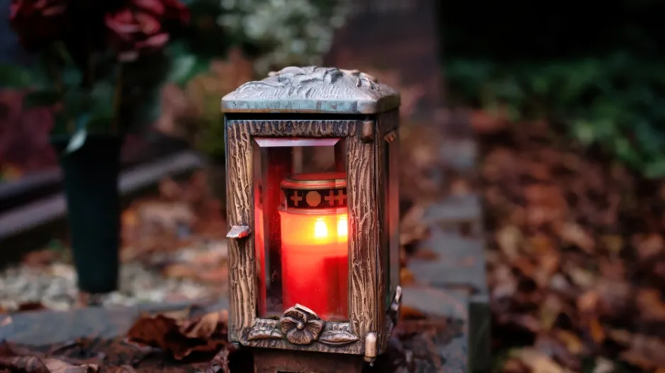 Úprava hrobu po Vánocích