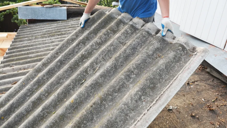 Eternitová střecha na staré kůlně může představovat velké zdravotní riziko