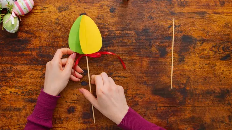 Velikonoční vejce z papíru jako dekorativní zápichy do květináčů