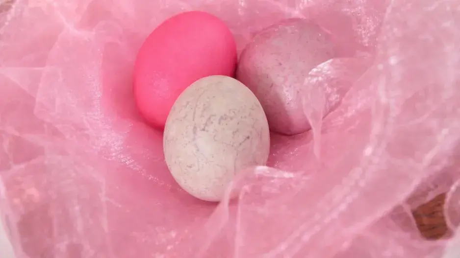  Jak zabodovat u koledníků? Luxusním mramorováním a krystalickými efekty velikonočních vajec v lambruscu