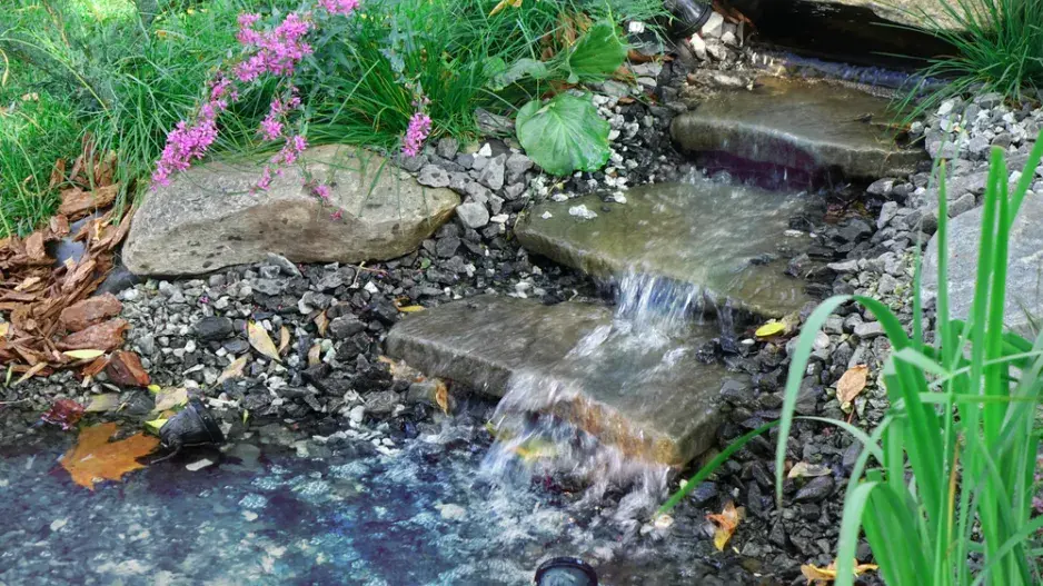 Umělý potůček v zahradě