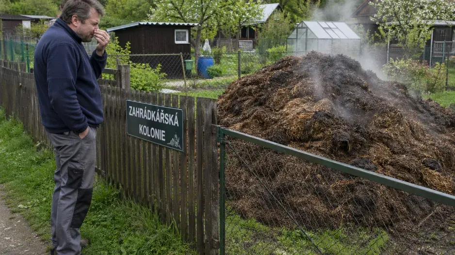 Zahrádkářská kolonie: Každodenní realita mezi záhony a ploty