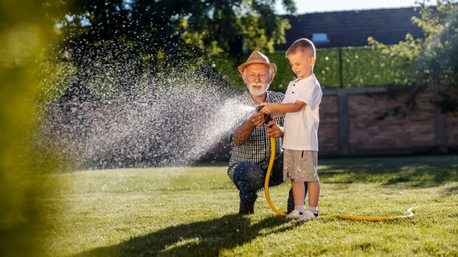 Prořezání a provzdušnění trávníku