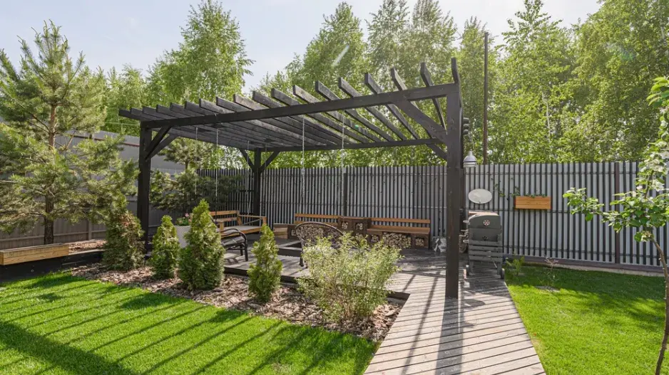 Pergola na zahradě v praxi: Jak vypadají klasické a bioklimatické pergoly
