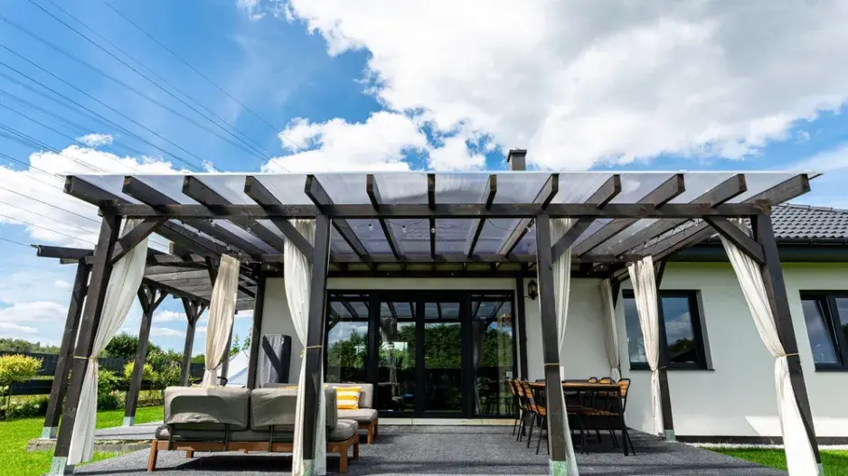 Zastřešená pergola a různé pohledy práva